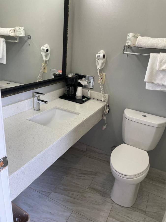 Clairmont Inn & Suites - Warren Kültér fotó