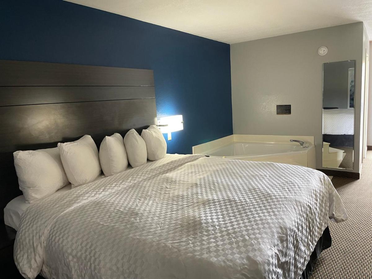 Clairmont Inn & Suites - Warren Kültér fotó
