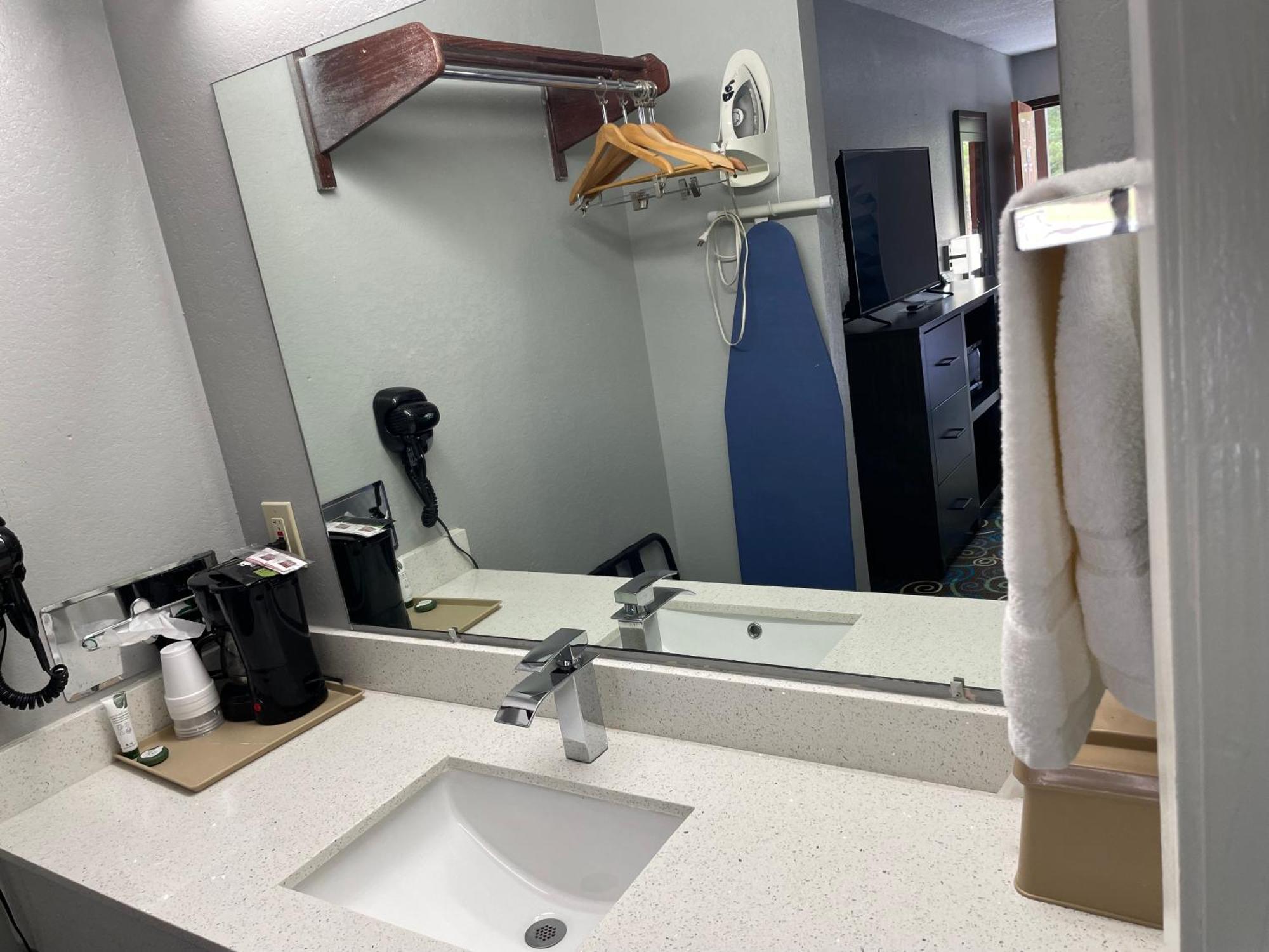 Clairmont Inn & Suites - Warren Kültér fotó